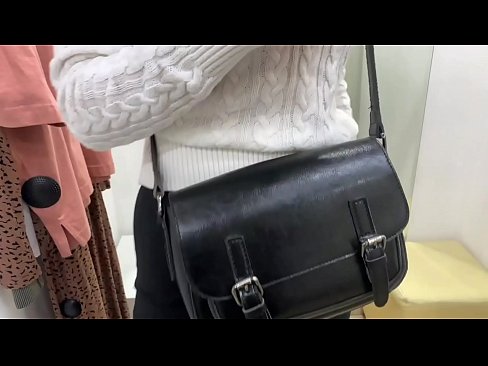 ❤️ Masturbasyon piblik nan jenn femèl FeralBerry ak yon gode nan sal la Fitting ❤️ Videyo pònografi nan nou ☑
