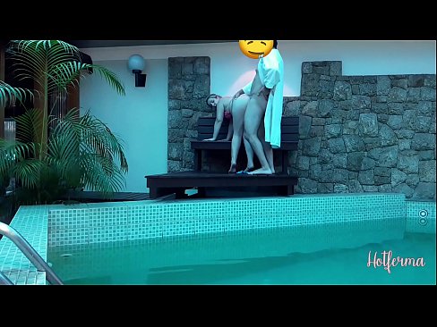 ❤️ Bòs envite sèvant nan pisin lan, men li pa t 'kapab reziste yon cho ❤️ Videyo pònografi nan nou ☑