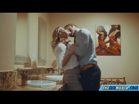 ❤️ Lè yon blond bèl sedui ou nan yon twalèt piblik ❤️ Videyo pònografi nan nou ☑